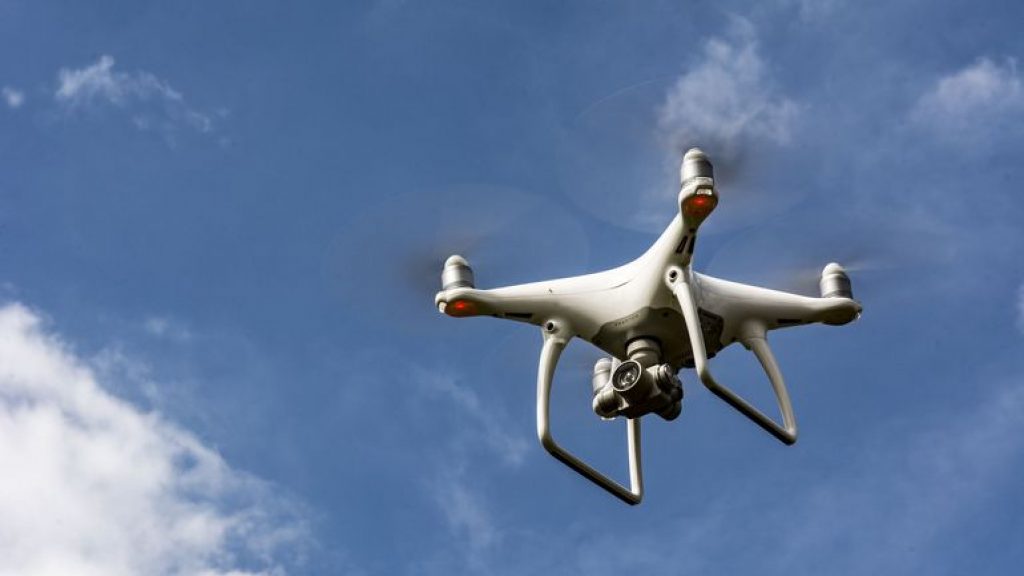 chi siamo_ drone che volteggia nel cielo azzurro