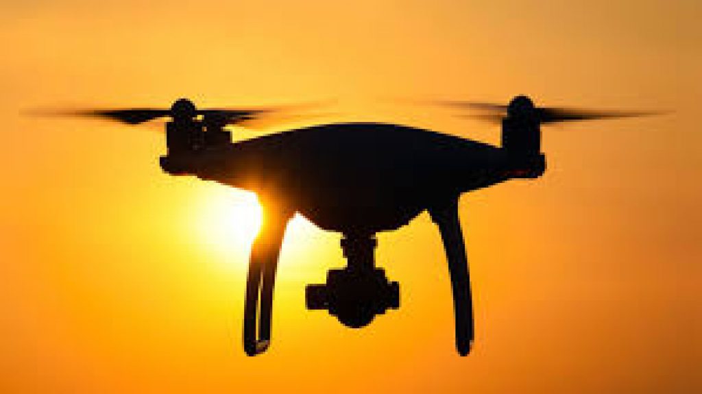 che cosa è un drone foto di un drone al tramonto vola verso il sole