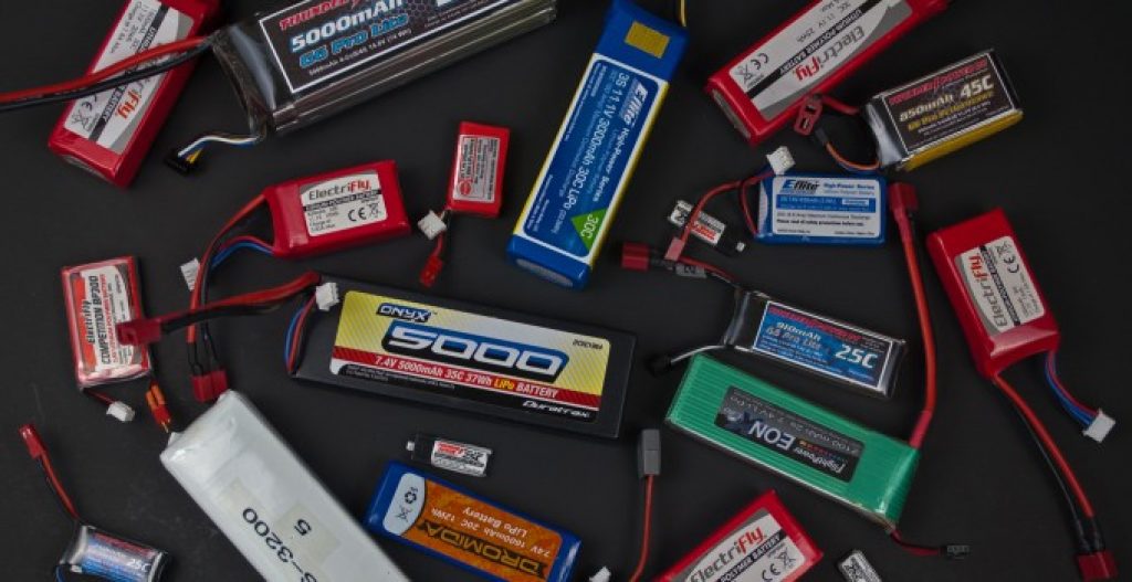 che cosa è un drone, tante batterie sopra ad un tavolo