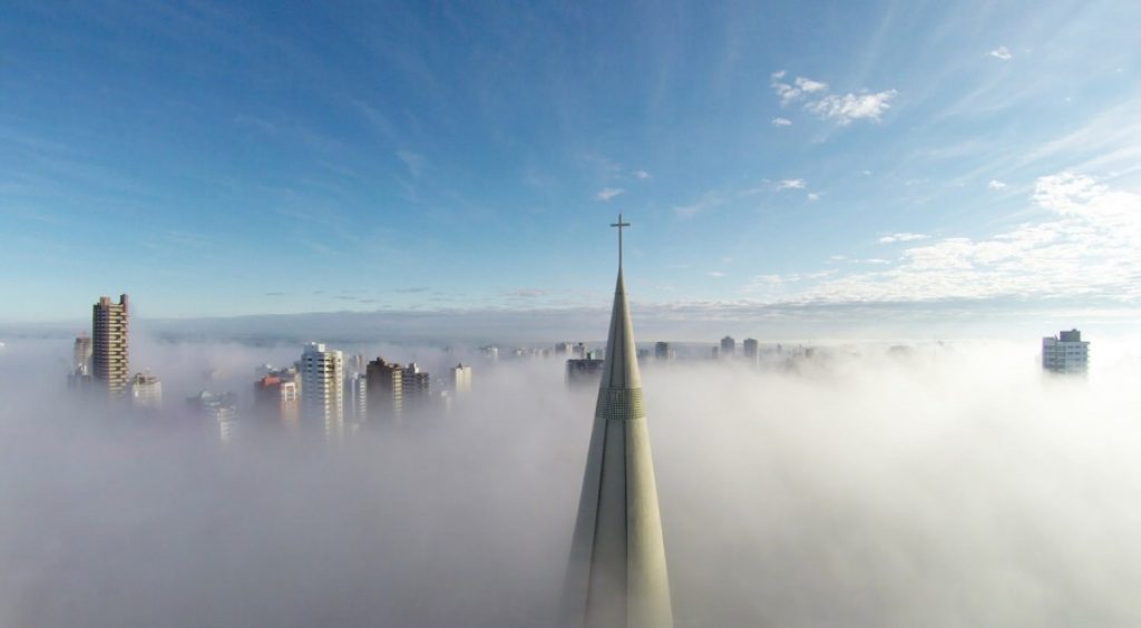 che cosa è un drone, foto sopra le nuvole