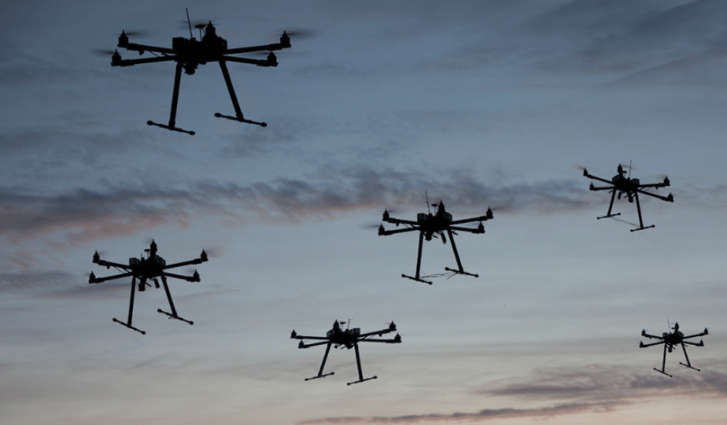 che cosa è un drone diversi droni che volano insieme nel cielo